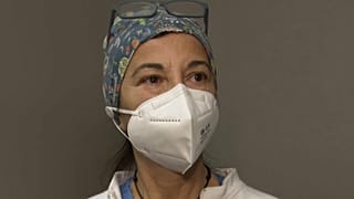 Krankenschwester, die den Silikonarm entdeckt hat