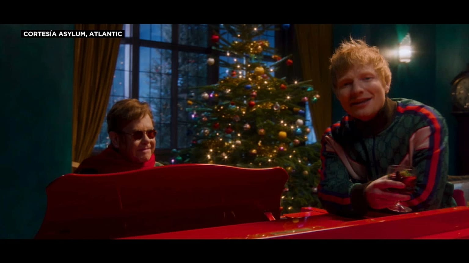 Foto del video de la canción navideña 'Merry Christmas' del dúo Elton John, Ed Sheeran