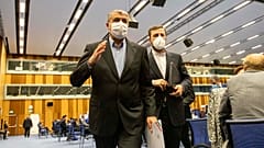 محمد إسلامي، رئيس منظمة الطاقة الذرية الإيرانية، إلى اليسار وكاظم غريب عبادي، مندوب إيران لدى الوكالة الدولية للطاقة الذرية