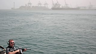 حارس أمن إسرائيلي خلال تدريب على هجوم يستهدف ميناء حيفا شمال إسرائيل