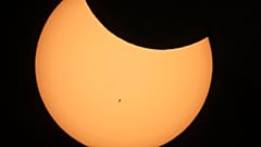 Schatten überm Eis: Sonnenfinsternis über der Antarktis