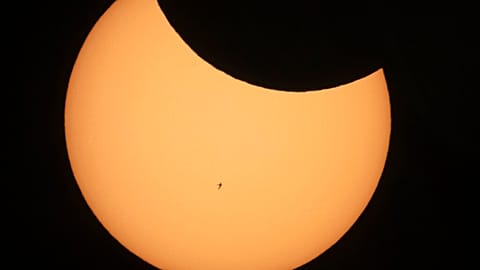 Schatten überm Eis: Sonnenfinsternis über der Antarktis