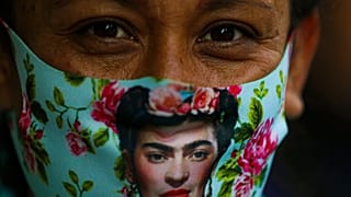 Frida Kahlo mask (archive photo)