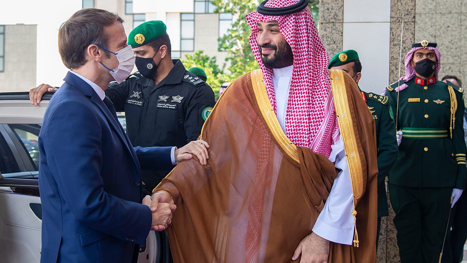 الرئيس الفرنسي إيمانويل ماكرون مع ولي العهد السعودي الأمير محمد بن سلمان