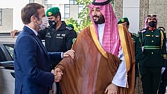 الرئيس الفرنسي إيمانويل ماكرون مع ولي العهد السعودي الأمير محمد بن سلمان