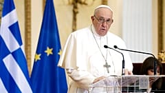 el Papa Francisco pronuncia un discurso durante una ceremonia en el Palacio Presidencial en Atenas, Grecia, el sábado 4 de diciembre de 2021