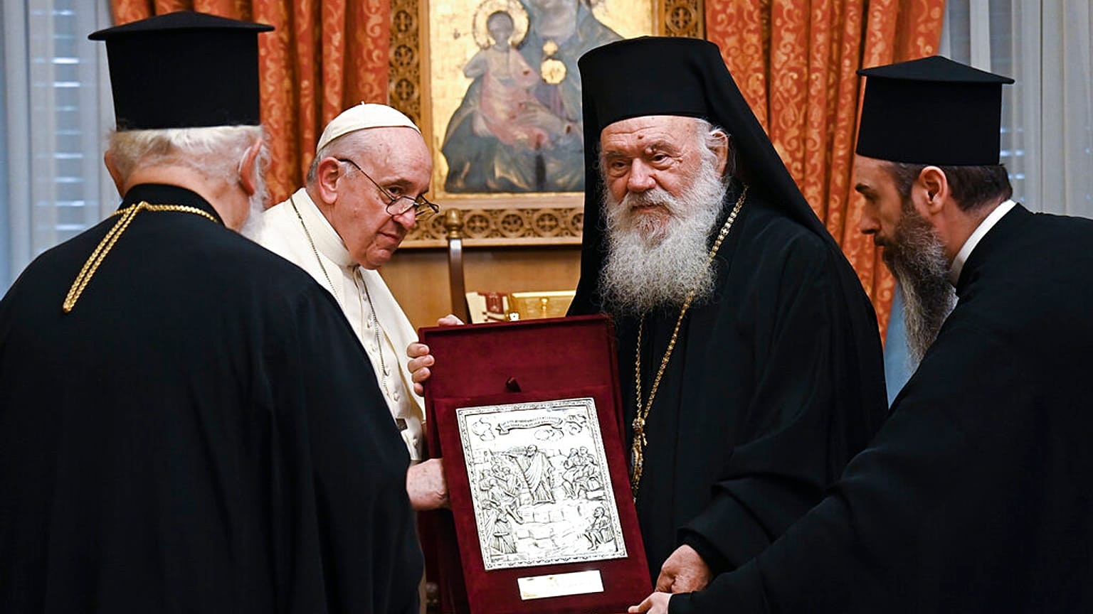 4 dicembre 2021: il Papa riceve un dono dall'Arcivescovo di Atene e leader della Chiesa ortodossa greca, Ieronymos II all'arcivescovado ortodosso di Atene, in Grecia,