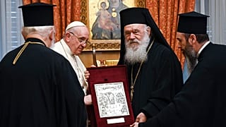 4 dicembre 2021: il Papa riceve un dono dall'Arcivescovo di Atene e leader della Chiesa ortodossa greca, Ieronymos II all'arcivescovado ortodosso di Atene, in Grecia,