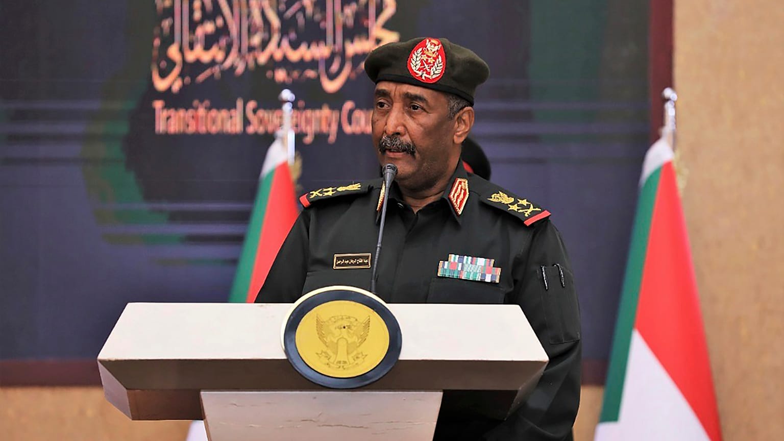  رئيس مجلس السيادة عبد الفتاح البرهان خلال حفل إعادة رئيس الوزراء عبد الله حمدوك، الذي أُقيل في الخرطوم، السودان، الأحد 21 نوفمبر/تشرين الثاني 2021