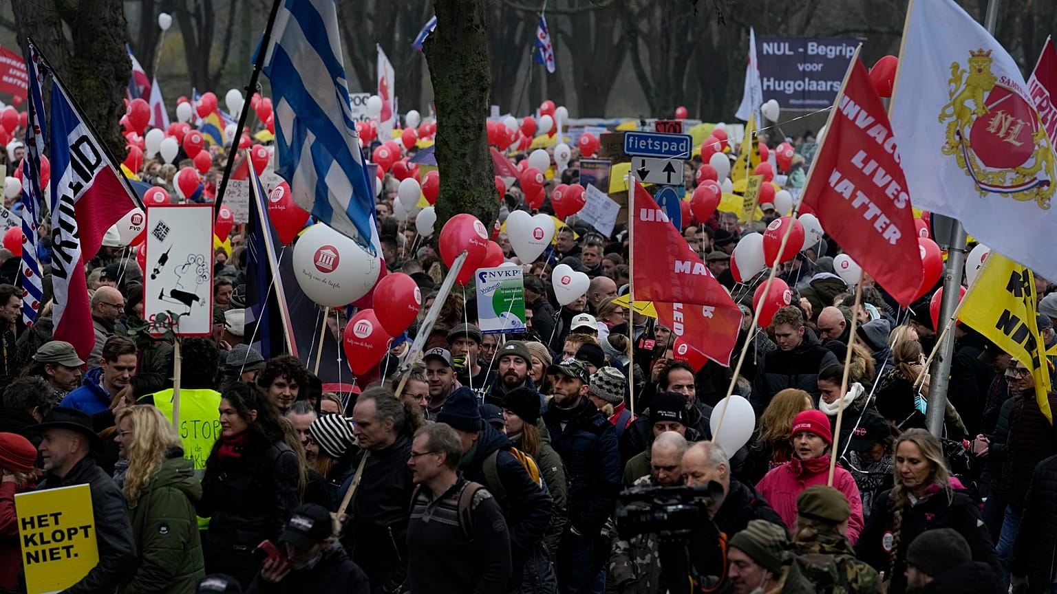 Európa-szerte tüntettek a járvány miatti korlátozások ellen szombaton