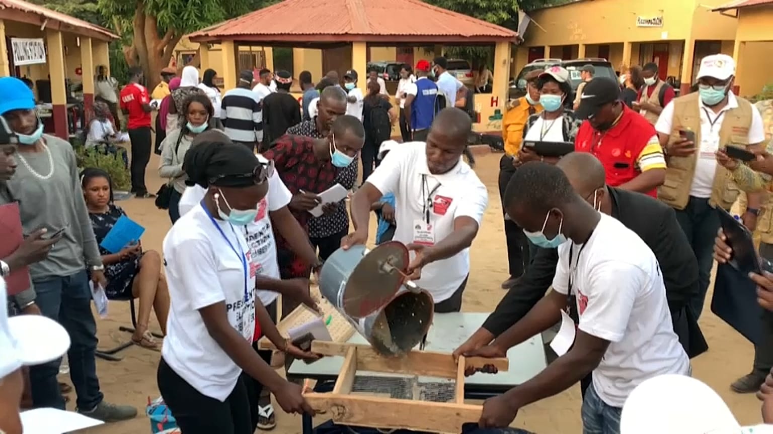 Gambia cuenta los votos tras las elecciones presidenciales
