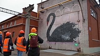 Visiteurs casqués dans le Street Art Museum de Saint-Pétersbourg, Russie, novembre 2021