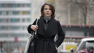 A leendő külügyminiszter, a zöldpárti Annalena Baerbock a kormányalakítási tárgyalásra érkezik