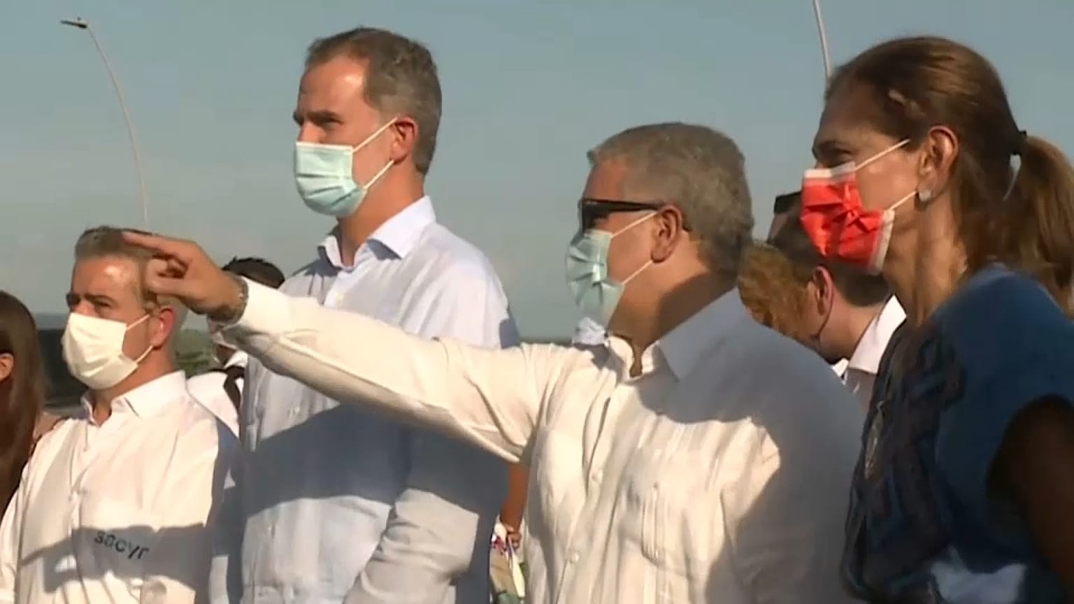 El presidente colombiano, Iván Duque, señala hacia el nuevo Puente Pumarejo mientras habla con el rey Felipe VI de España durante su visita a Barranquilla.