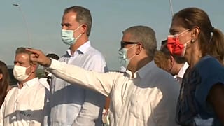 El presidente colombiano, Iván Duque, señala hacia el nuevo Puente Pumarejo mientras habla con el rey Felipe VI de España durante su visita a Barranquilla.
