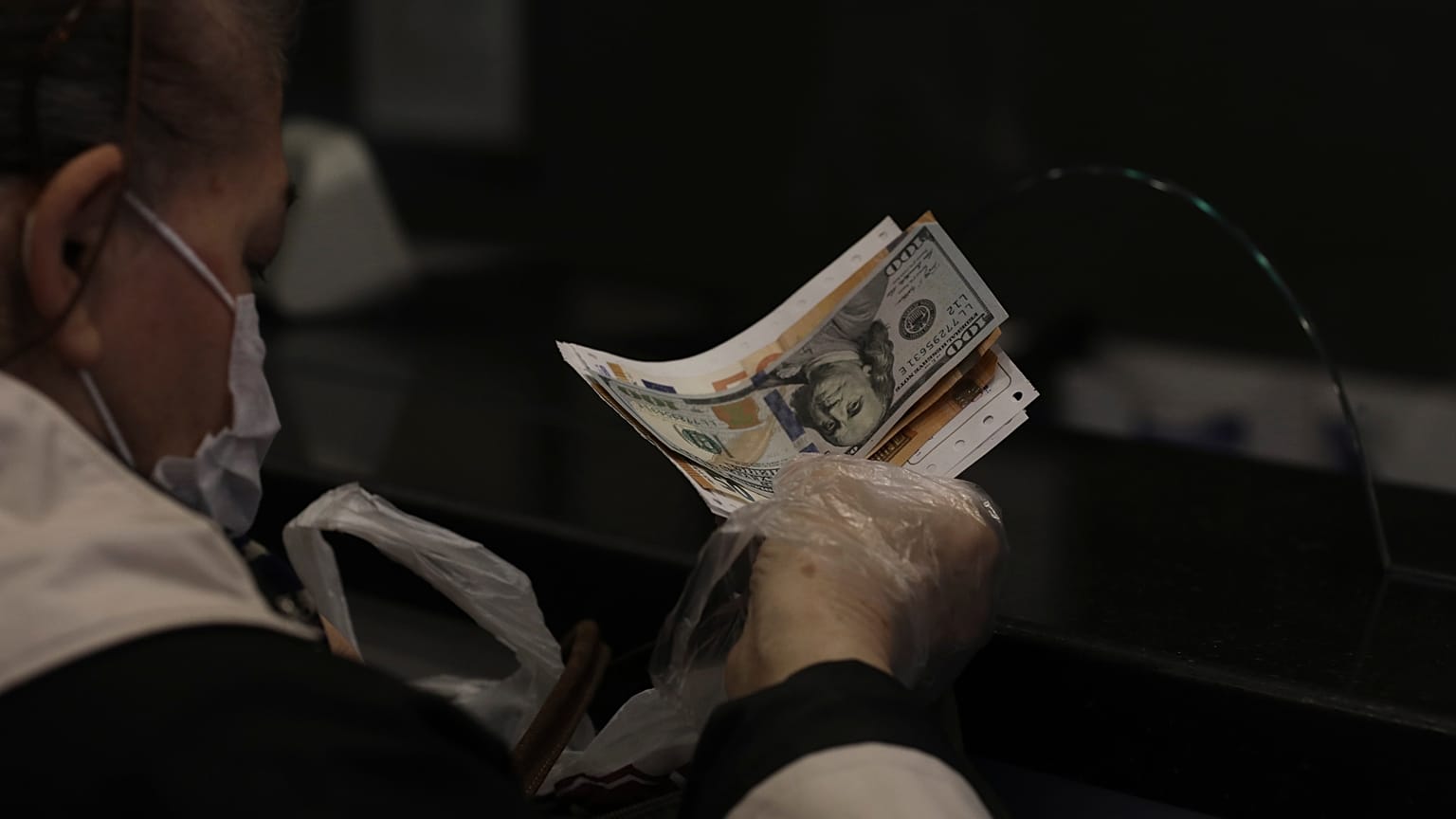 İstanbul'da bir döviz bürosunda dolar alan bir müşteri