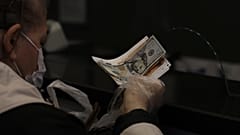 İstanbul'da bir döviz bürosunda dolar alan bir müşteri