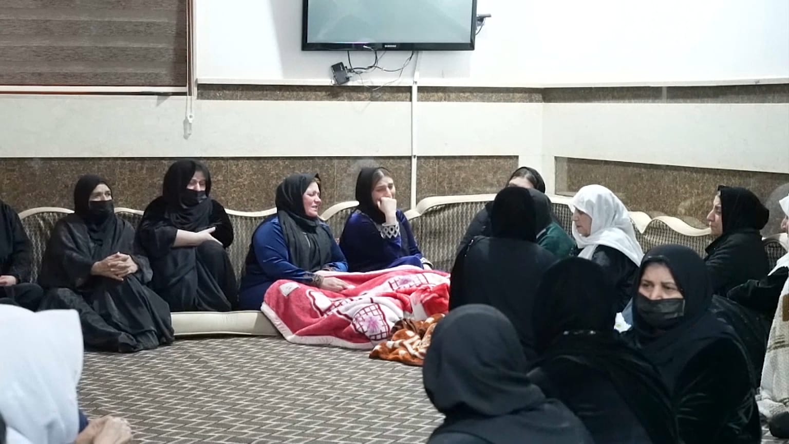 عائلة عراقية تبكي ابنتها التي قضت على الحدود البولندية وهي حامل في شهر السادس  