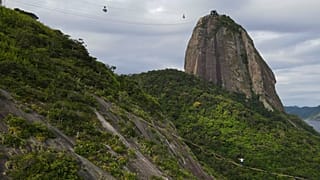 VIDEÓ: Kötéltánc a brazil hegycsúcsok között  