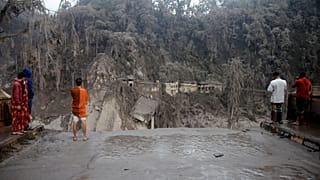 A torrente de lama e lava destruiu a principal ponte que liga os distritos de Lumajang e Malang, na Indonésia