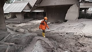 Un rescatista camina en una zona afectada por la erupción del volcán Semeru en el distrito de Lumajang, provincia de Java Oriental, Indonesia, el 5 de diciembre de 2021.