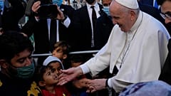Papa Franciscus, Midilli'deki kampta sığınmacıları selamlayarak çocuklarla ve bazı sığınmacılarla sohbet etti