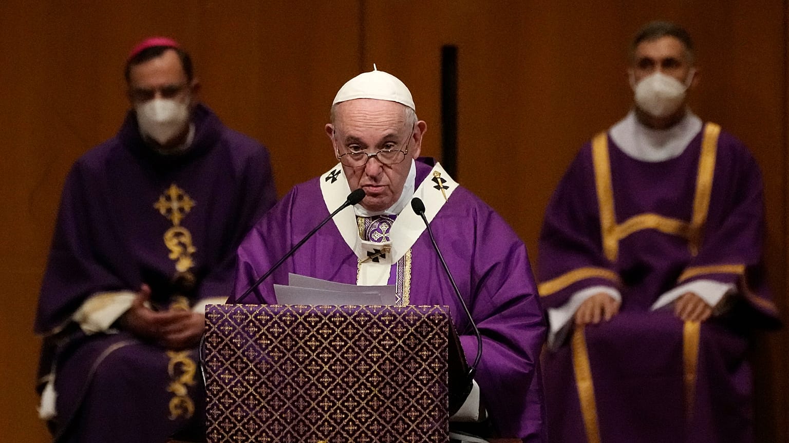 El papa Francisco dirigió una santa misa en la "Sala de Conciertos Megaron" en Atenas, Grecia, el domingo 5 de diciembre de 2021. 