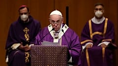 El papa Francisco dirigió una santa misa en la "Sala de Conciertos Megaron" en Atenas, Grecia, el domingo 5 de diciembre de 2021. 