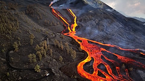 Ash cleanup operation on La Palma