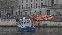 Botschaft an neue Bundesregierung: Rettungswesten vorm Parlament