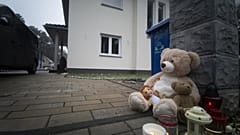 Vor dem Haus der tot aufgefundenen Familie in Senzig bei Königs Wusterhausen in Brandenburg