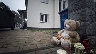 Vor dem Haus der tot aufgefundenen Familie in Senzig bei Königs Wusterhausen in Brandenburg