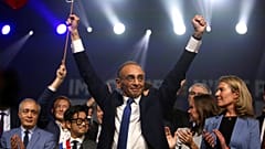 Le candidat du parti d'extrême droite "Reconquête", Éric Zemmour sur la scène du Parc des expositions à Villepinte, en Seine-Saint-Denis, France, 5 décembre 2021
