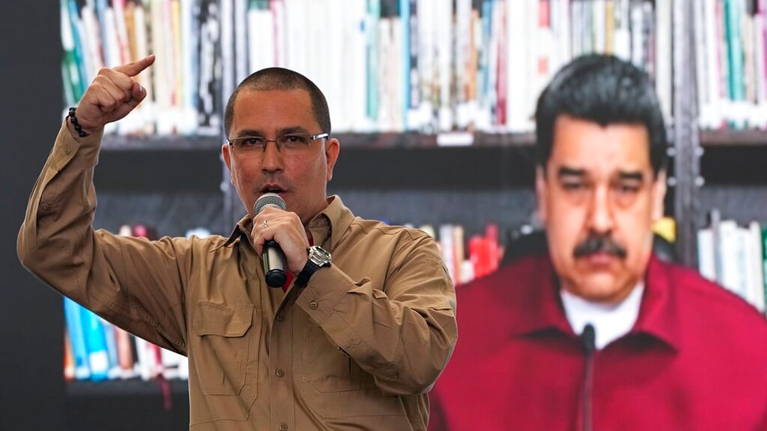 Jorge Arreaza en primer plano, con el presidente venezolano Nicolás Maduro detrás, durante el acto de presentación de su candidatura a gobernador de Barinas