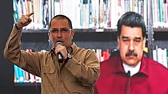 Jorge Arreaza en primer plano, con el presidente venezolano Nicolás Maduro detrás, durante el acto de presentación de su candidatura a gobernador de Barinas