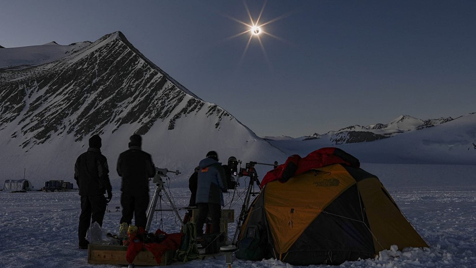 Cientistas observam eclipse solar total na Antártida