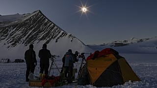 Cientistas observam eclipse solar total na Antártida