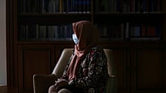 Juíza afegã vive refugiada no Brasil, após fugir do Afeganistão, controlado pelos talibãs