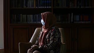 Juíza afegã vive refugiada no Brasil, após fugir do Afeganistão, controlado pelos talibãs