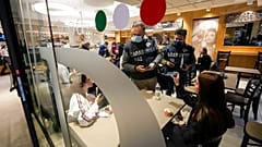 Eine Polizeikontrolle in einem Lokal in Rom an diesem Montag