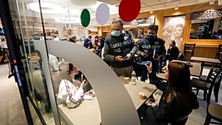 Eine Polizeikontrolle in einem Lokal in Rom an diesem Montag