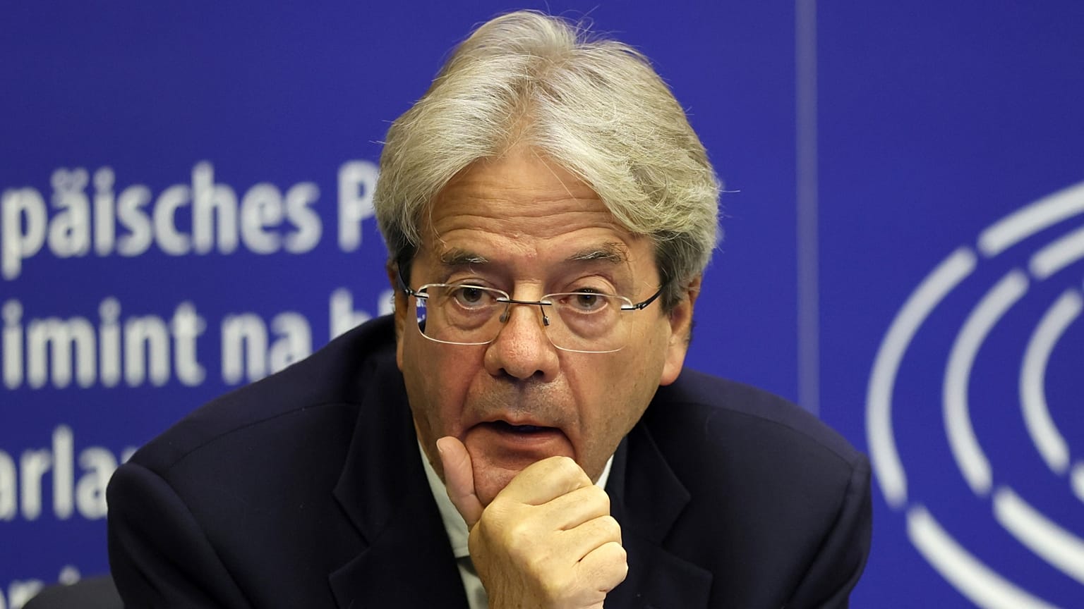 Paolo Gentiloni, az EU gazdaságért felelős biztosa az EP strasbourgi ülésén