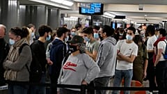 مسافران سردرگم در متروی بروکسل