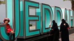 نساء سعوديات يسرن على كورنيش مدينة جدة
