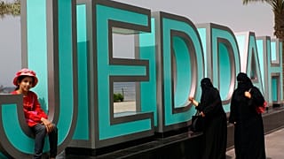 نساء سعوديات يسرن على كورنيش مدينة جدة