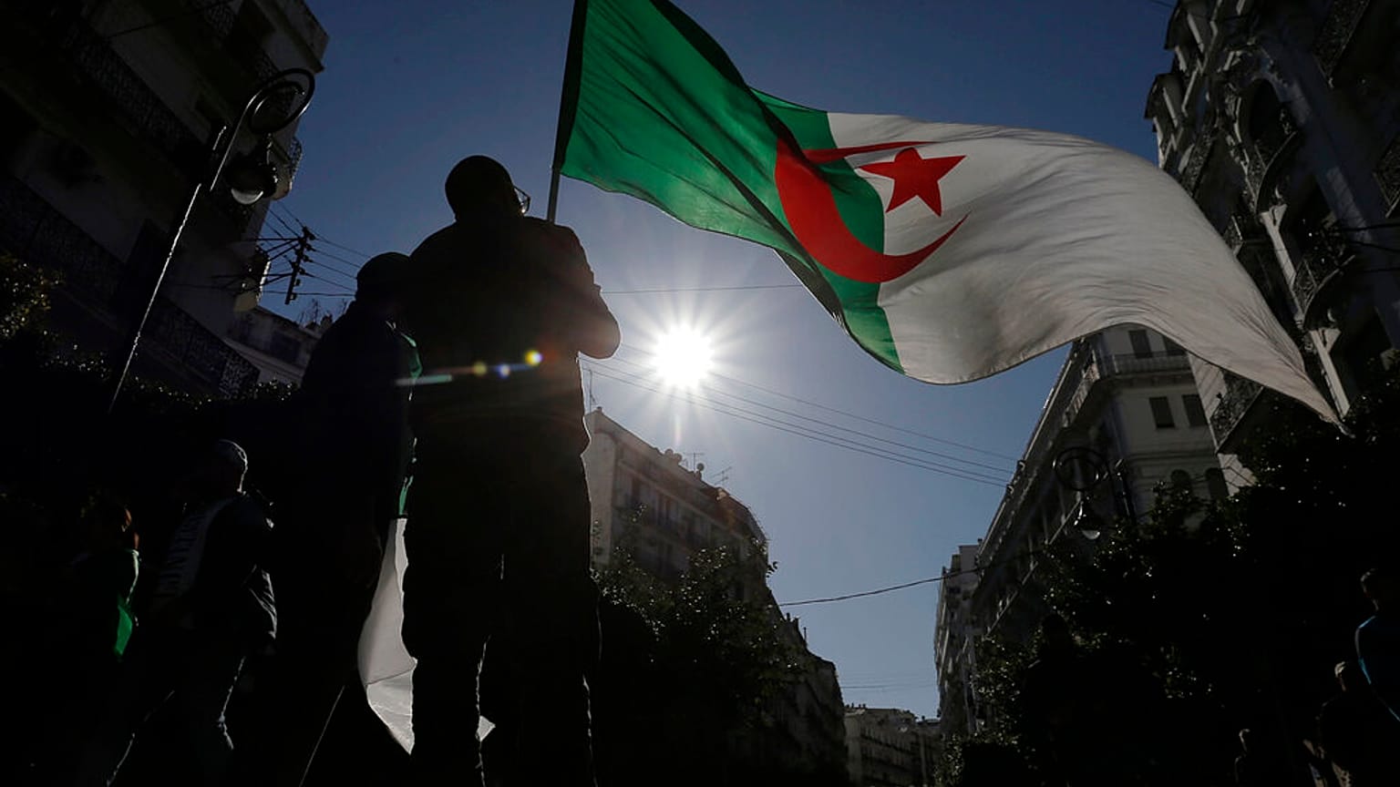 متظاهر جزائري يلوح بالعلم الوطني الجزائري أثناء قيامه بمظاهرة ضد الحكومة في الجزائر العاصمة، الجزائر، الجمعة 29 نوفمبر 2019.