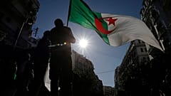 متظاهر جزائري يلوح بالعلم الوطني الجزائري أثناء قيامه بمظاهرة ضد الحكومة في الجزائر العاصمة، الجزائر، الجمعة 29 نوفمبر 2019.