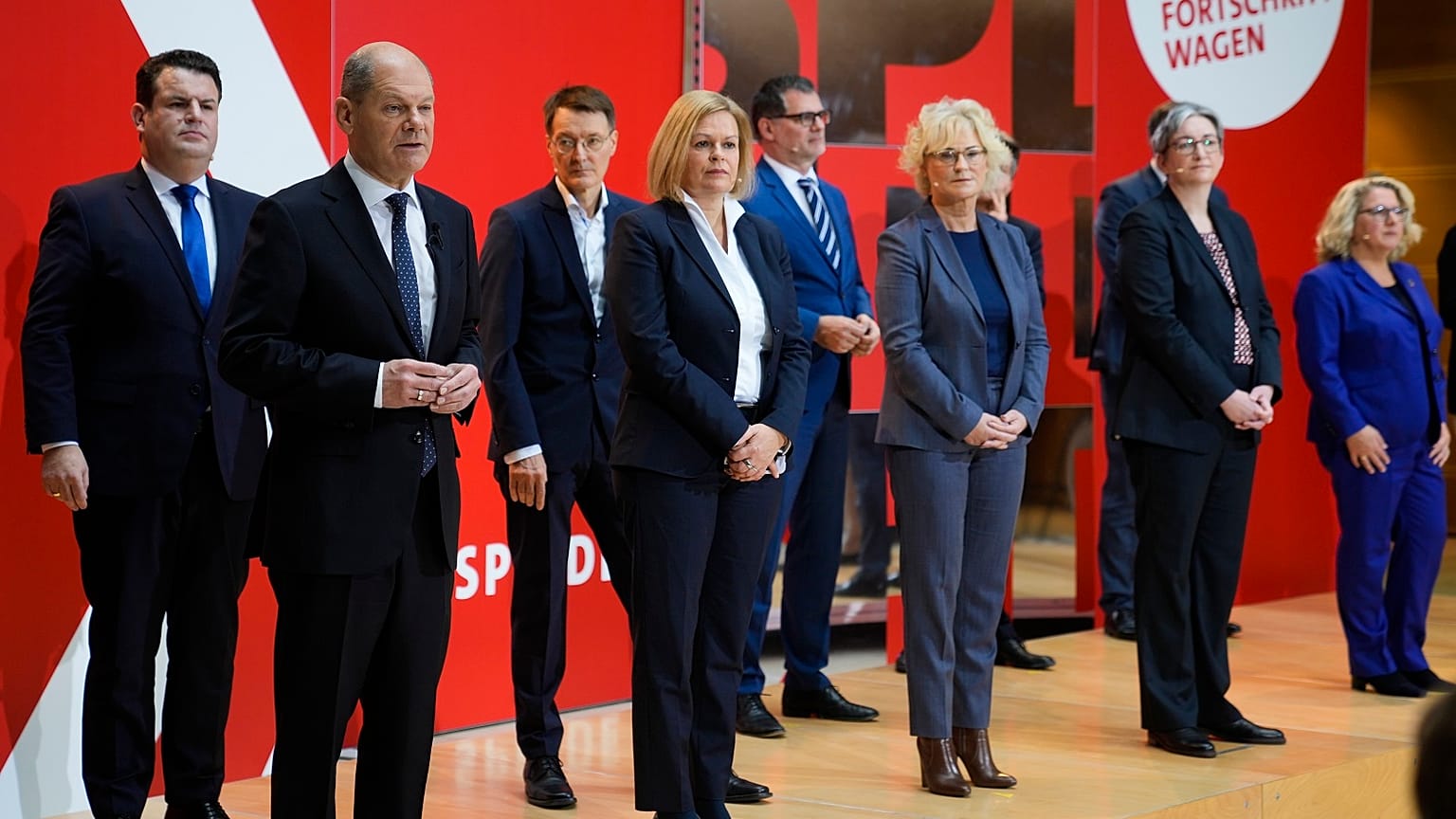 Der kommende Kanzler Scholz mit den SPD-Mitgliedern, die im Kabinett vertreten sein werden