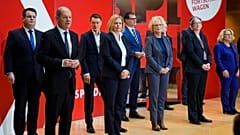 Der kommende Kanzler Scholz mit den SPD-Mitgliedern, die im Kabinett vertreten sein werden
