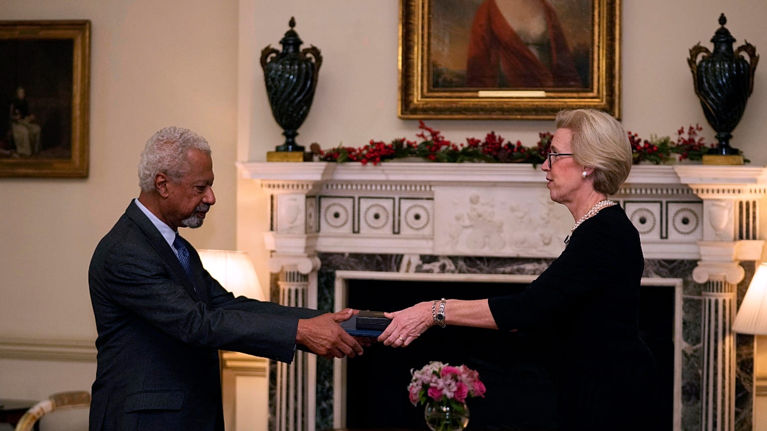Abdulrazak Gurnah recebe Nobel da Literatura das mãos de Mikaela Kumlin Granit
